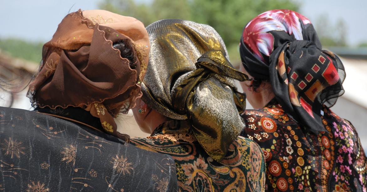 Immagine di tre donne di spalle