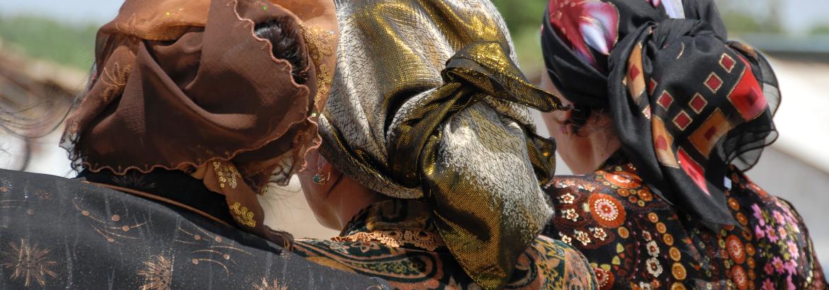 Immagine di tre donne di spalle