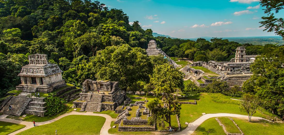 Rovine maya immerse nella vegetazione nello Yucatán