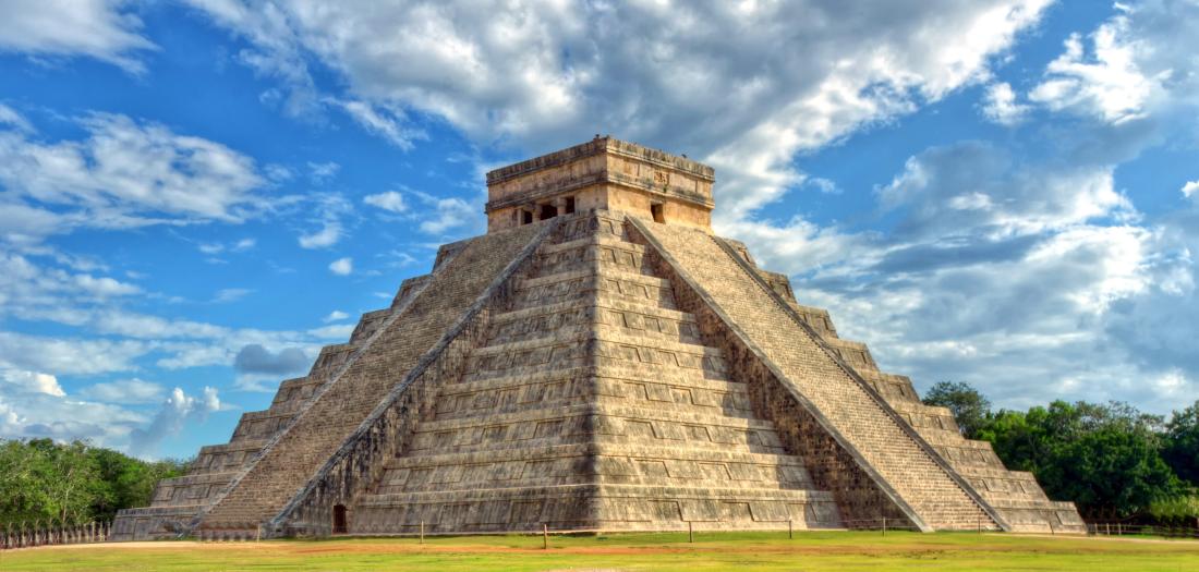 Piramide di Chichén Itzá sotto un cielo nuvoloso